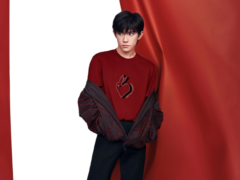 Emporio Armani全球形象代言人易烊千璽此次特別演繹了全新中國新年系列。