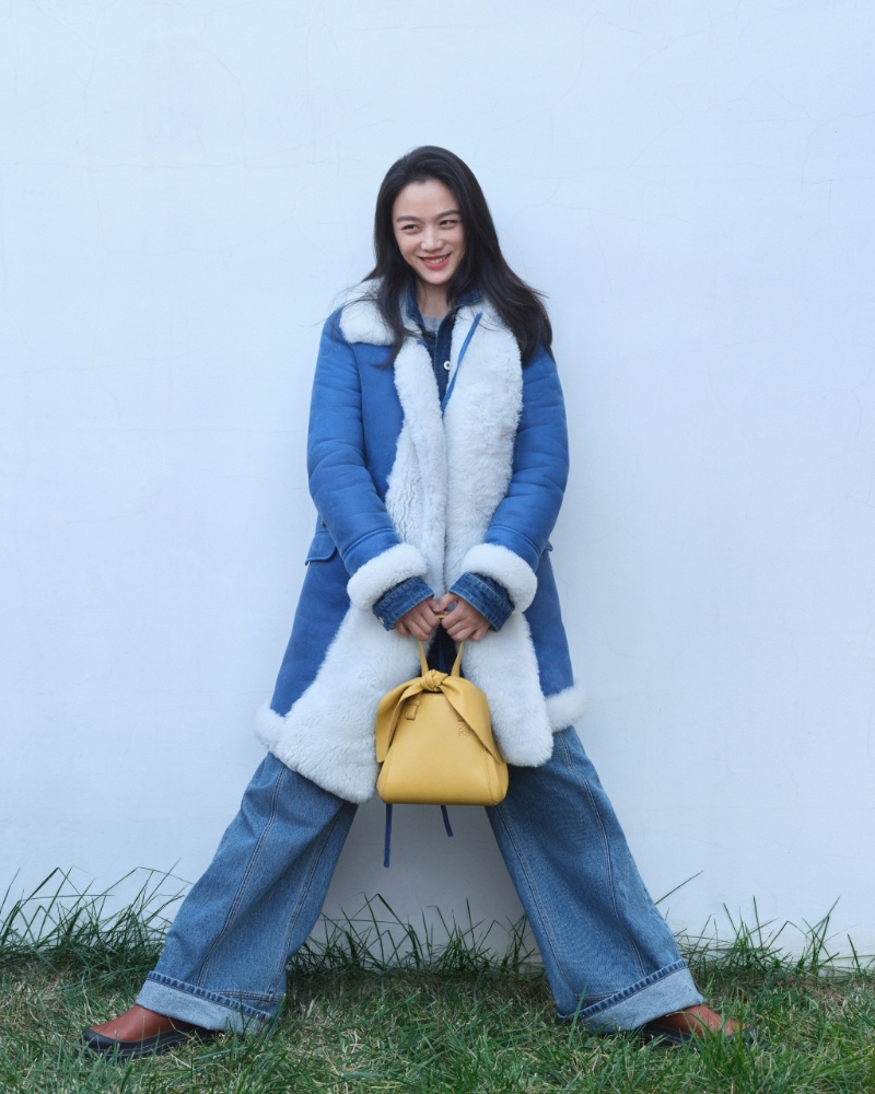 全球品牌大使湯唯，擔綱演繹Loewe兔年系列。