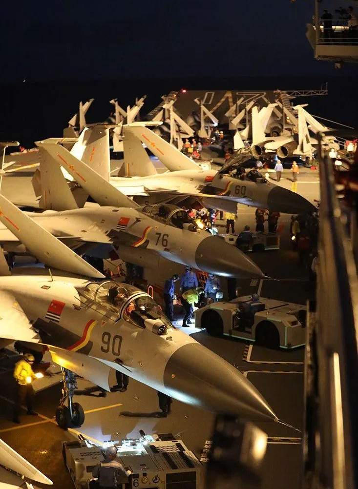 山東艦甲板上擺滿了殲-15艦載戰斗機。