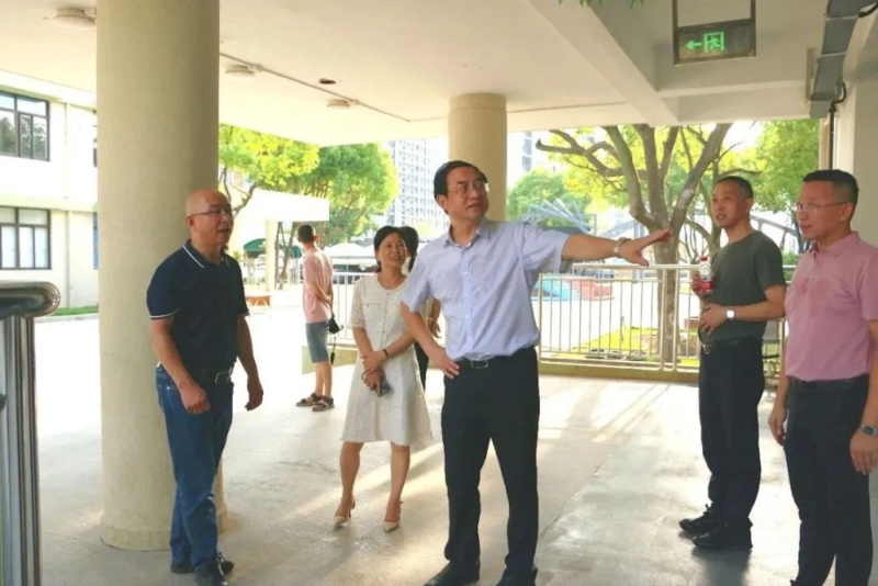 「浙江一局長被曝中午陪情人晚上KTV」登上了熱搜的榜首。