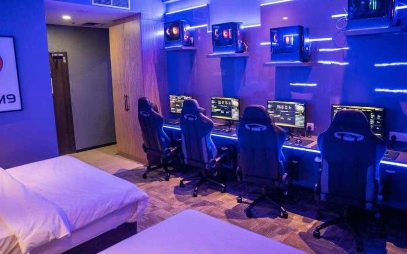 有人形容電競酒店是另一種情趣房。
