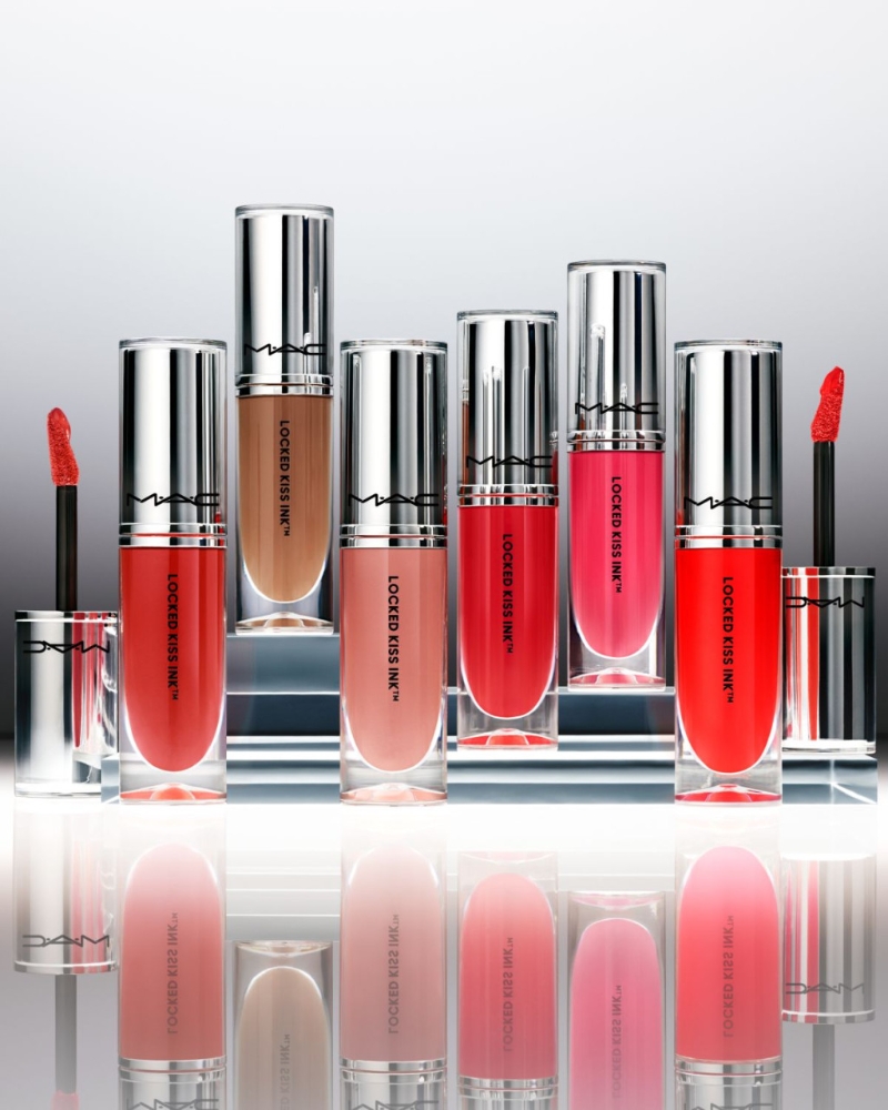 MAC鎖色彈唇釉/各$265，蘊含百香果、椰子油和乳木果油等養唇精萃，共有32色，主打Mull It Over & Over白桃烏龍色及Most Curious輕熗木瑰色等。