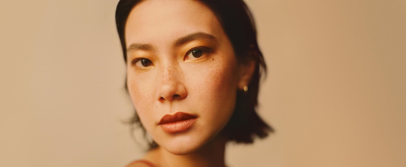 RMK全新春季Impression in Amber琥珀系列，打造綻放太陽金光的妝容。