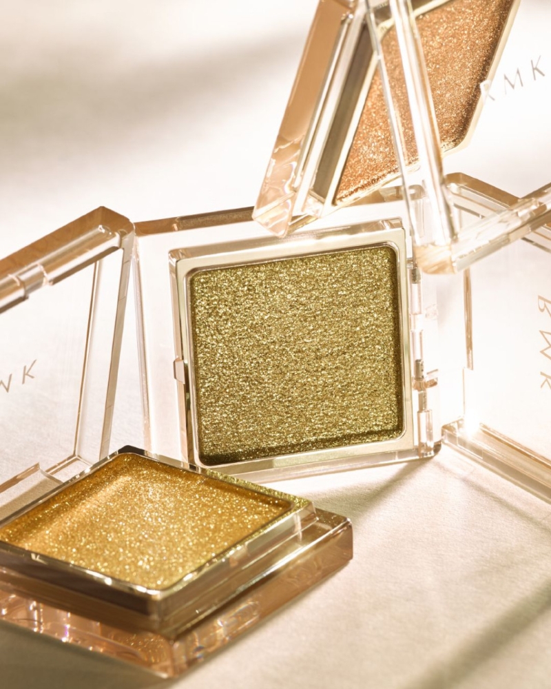 RMK無限美單色眼影備有限量3色/各$180，以琥珀色為基調，隱藏黑色珠光，涂上后帶來閃爍質感。