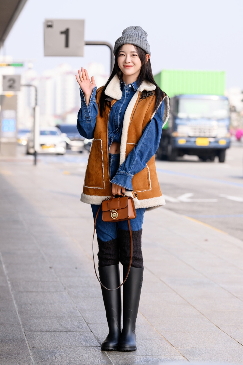 韓星金世正一身牛仔造型配襯長靴，以及最新的Box-Trot皮革迷你手袋/$4，600/Longchamp，造格優雅。 