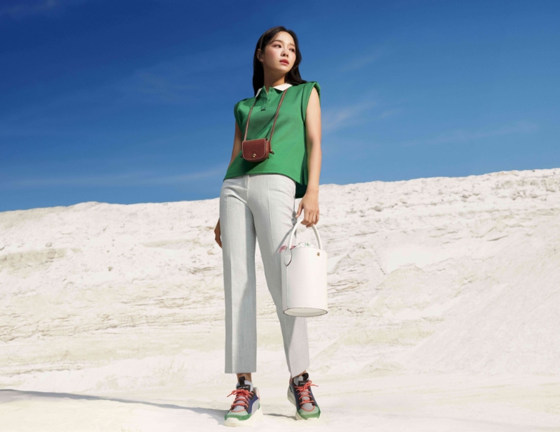 憑韓劇《社內相親》爆紅的女星金世正，剛成為Longchamp品牌大使，在新廣告中演繹Epure啡色皮革迷你斜揹袋/$1，600及白色皮革水桶袋/$2，900等新作。 （Longchamp）