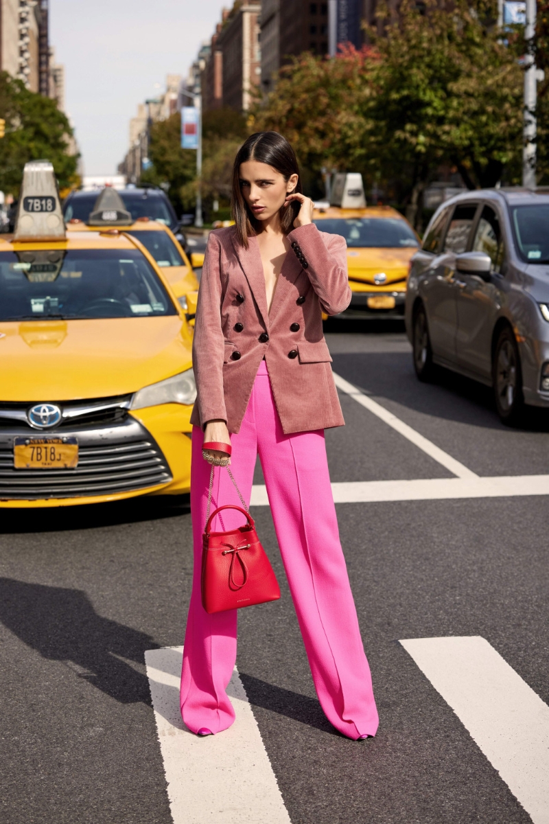 跟Sarah Jessica Parker同款的紅色Strathberry x SJP系列City Osette手袋/$3，500/Strathberry。