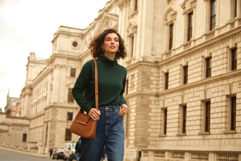 Strathberry春夏系列全新的可調節肩帶長度的啡色Multrees Midi Hobo手袋/$6，000/Strathberry。