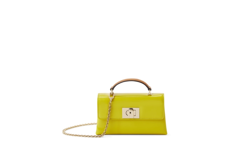 Furla 1927迷你Vacchetta皮革斜揹袋/$2，860/Furla。