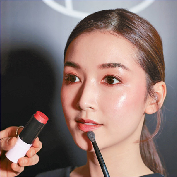 多功能彩妝膏採用了膏狀配方，可以作為唇膏，色彩鮮明，不容易脫色。