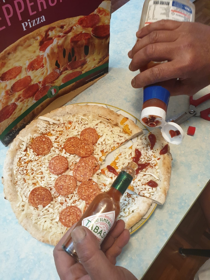 表面的芝士亦未有熱沒溶，仍是呈粒狀，只是自行添加茄汁及辣汁