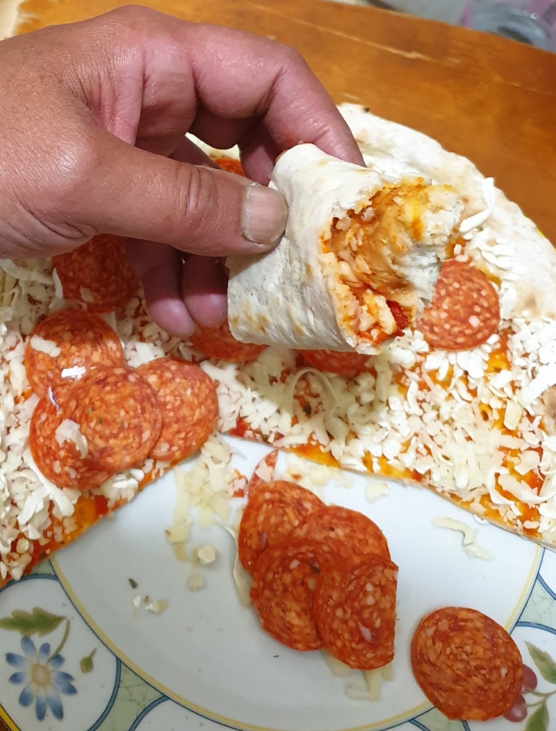 表面的芝士亦未有熱沒溶，仍是呈粒狀，只是自行添加茄汁及辣汁