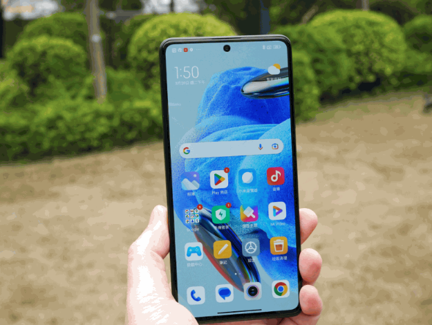 熒幕峰值亮度為900nits不算特別高，但在戶外顯示仍有清晰效果。