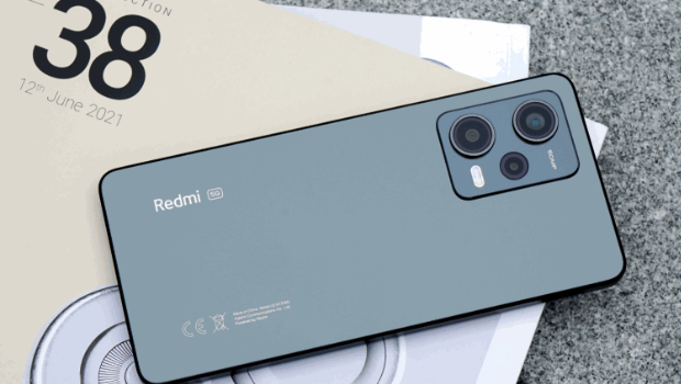 除了鏡面午夜黑機款（圖），Redmi Note 12 Pro 5G另有天空藍及極地白2種顏色選擇。