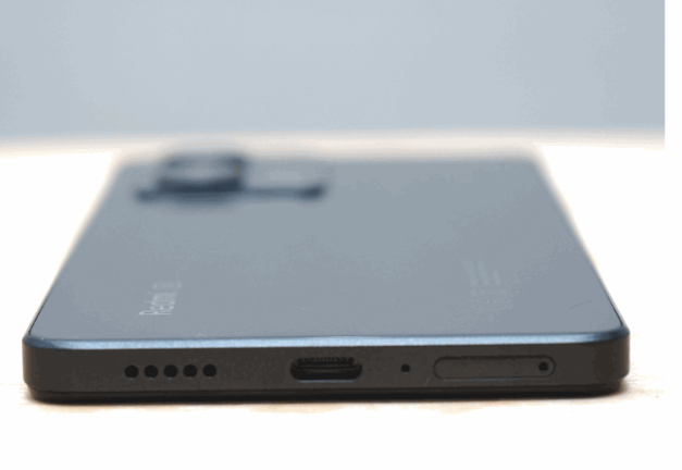 機身兩側設有一對支援Dolby Atmos音效的立體聲喇叭。