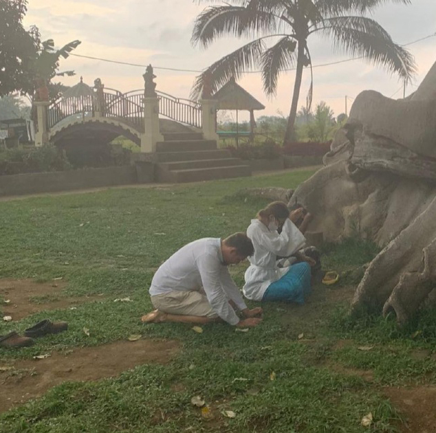 女網紅Alina Yoga親自前往聖樹下跪懺悔。 IG