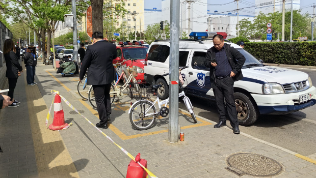 多輛警車在醫院門外戒備