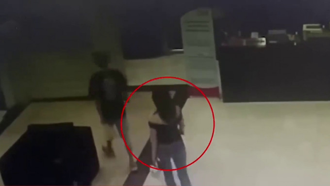 中國一名女游客（紅圈）泰國結識陌生男遭騙至公寓勒索