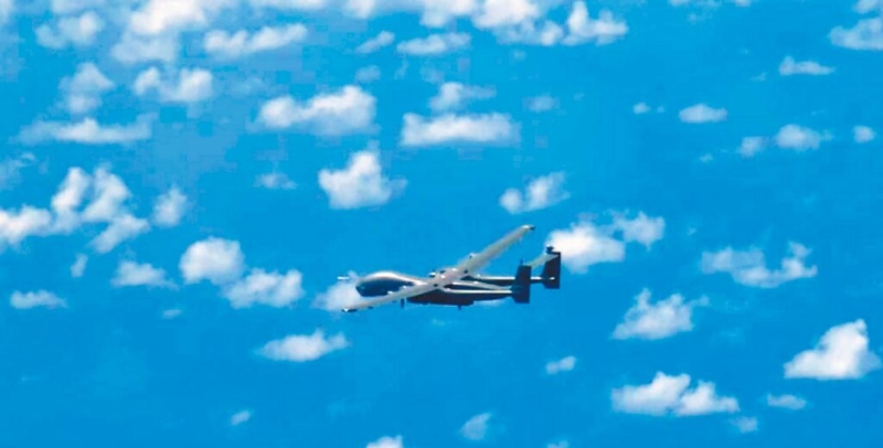 解放軍可掛彈無人機，罕見逆時鐘繞臺一圈