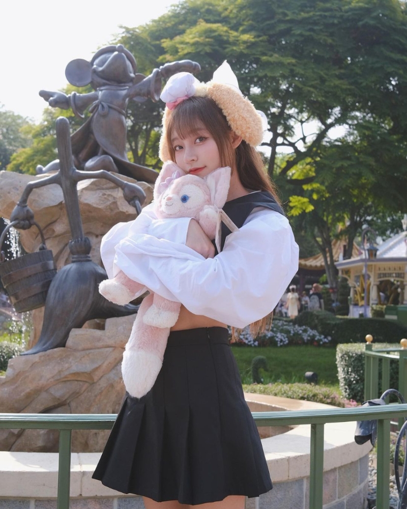 林襄緊抱公仔 林襄緊抱公仔