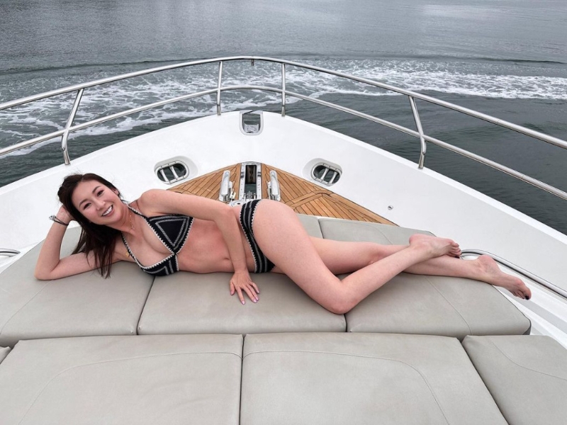 擁有32C傲人上圍的她穿黑色三點式側躺，更擺出誘人姿態盡秀一雙133cm白滑長腿