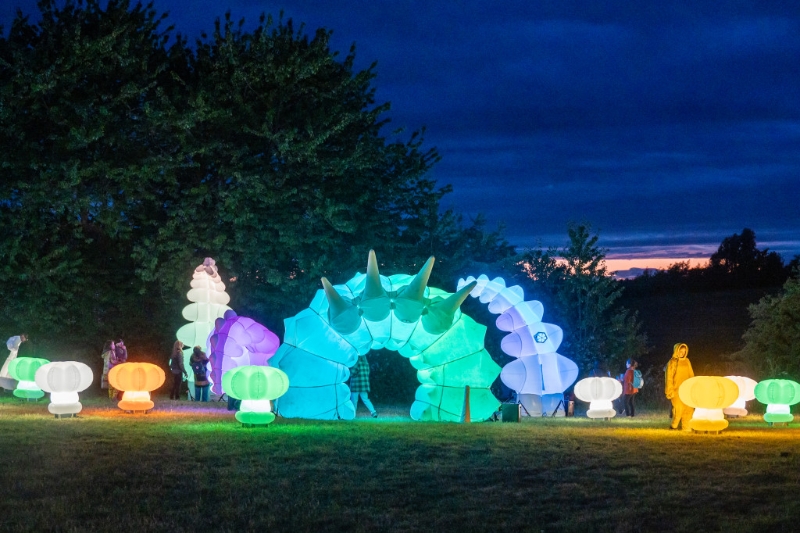 《奇幻森林動毛蟲》打卡必拍七彩毛毛蟲。