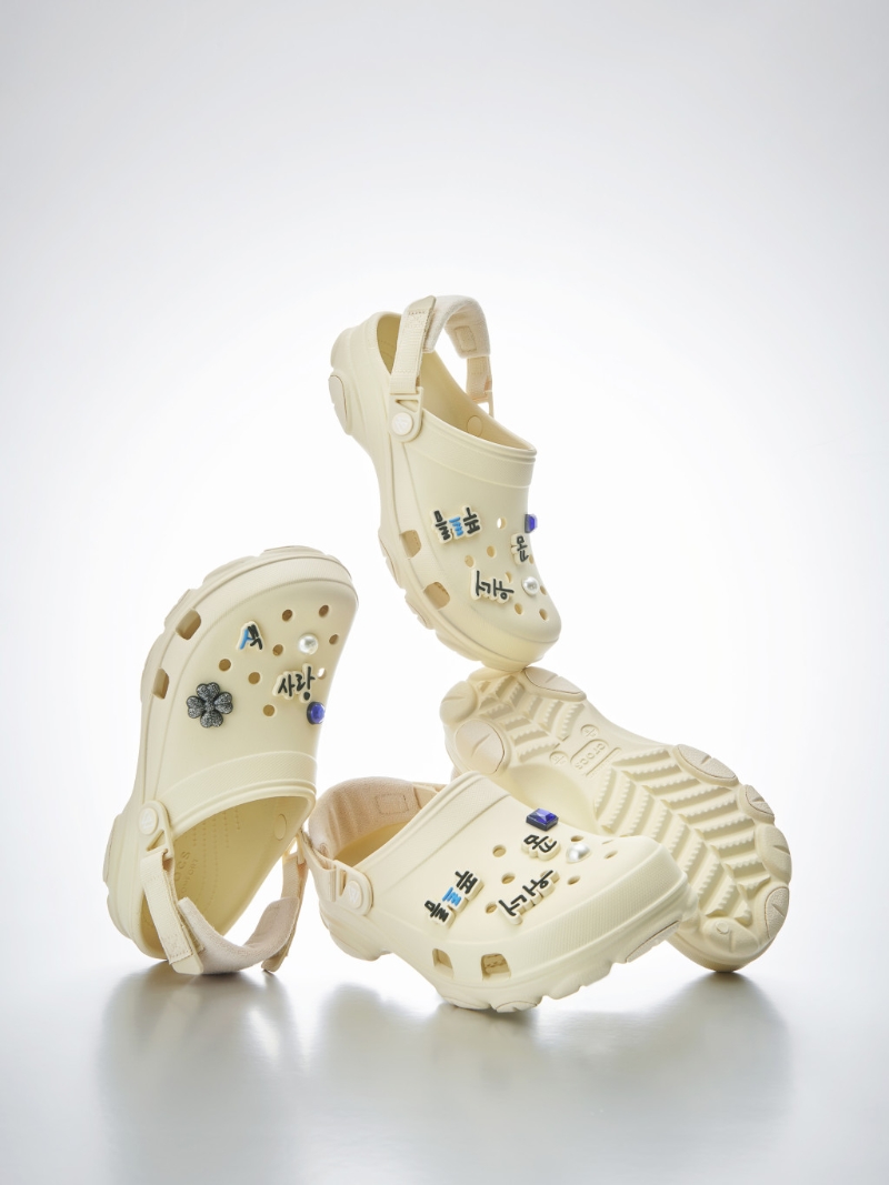 涼鞋2023|Crocs x Winner新品可配搭多款Jibbitz鞋飾，部分出自Winner成員親手撰寫的韓文字。 （$738/Crocs）