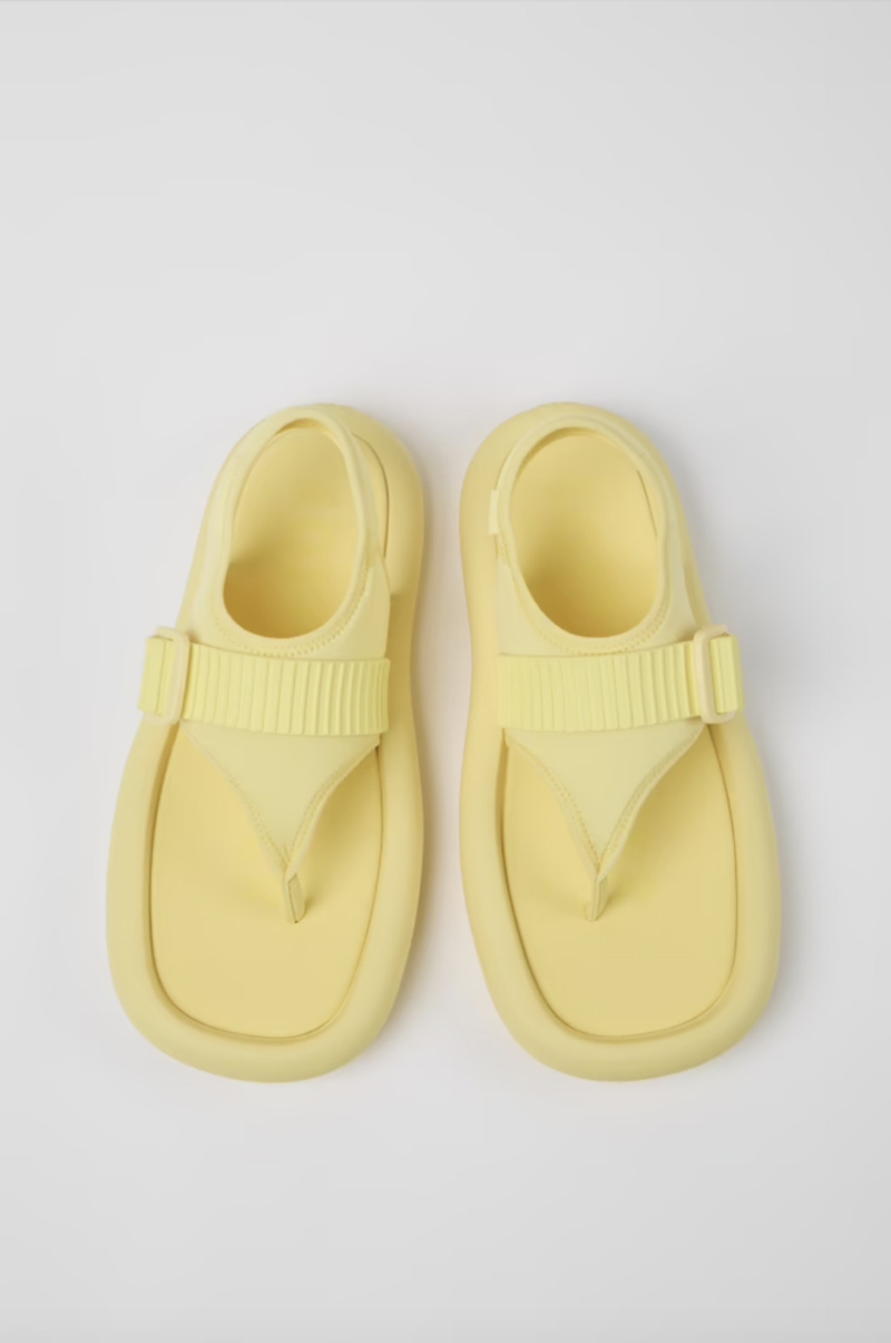 涼鞋2023|Camper X Ottolinger再生橡膠中性人字拖涼鞋/$2，599/Camper，重新演繹Camper標志性設計Aqua，靈感來自它的靈感來自充氣快艇的形狀，外形圓潤搶眼。