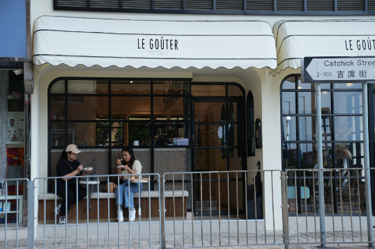 店鋪外面的弧形遮陽棚和拱形弧形窗，就像法國街頭的小店。