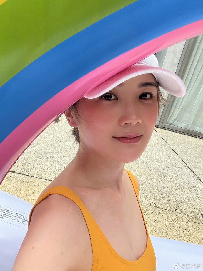 蔡卓妍罕見曬泳照