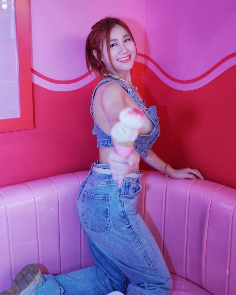 網民看到白云的性感照片反應兩極，有人大贊白云身材好，亦有網民批評她于國際兒童節分享如此裸露的照片不妥。