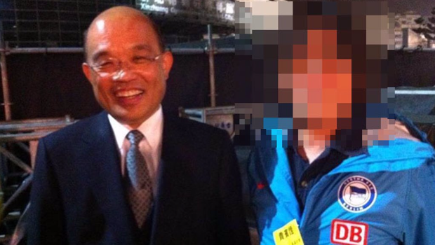 國民黨臺北市議員徐巧芯提供多張導演“輝哥”與民進黨高層的合照 國民黨臺北市議員徐巧芯提供多張導演“輝哥”與民進黨高層的合照