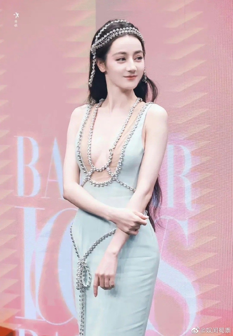 迪麗熱巴被罵走紅毯扭扭捏捏、不夠大方