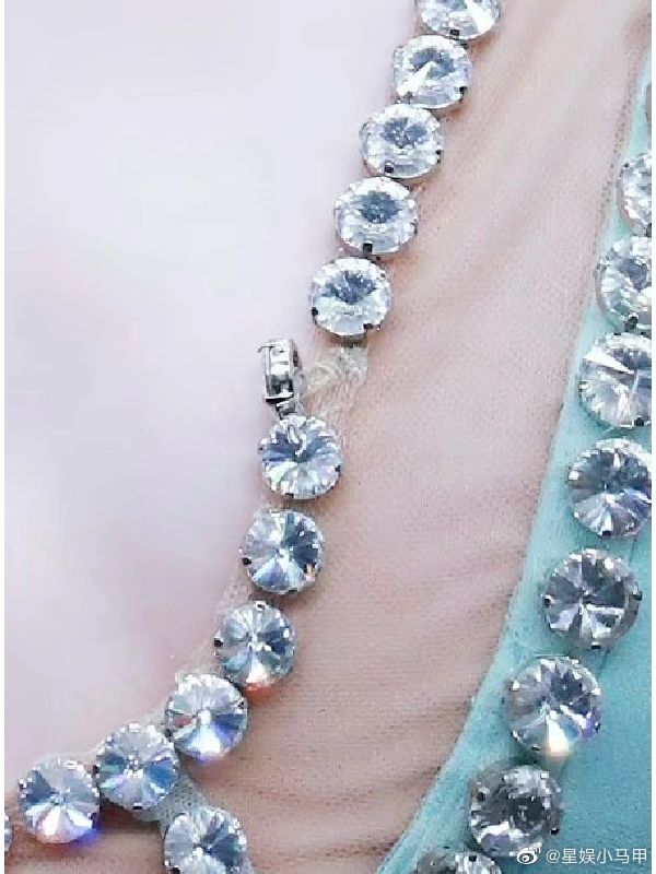 迪麗熱巴禮服上的鉆珠脫落。