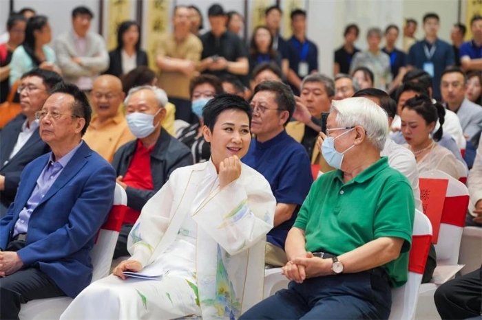 李小琳和嘉賓交流。