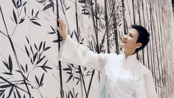 李小琳介紹其畫作“九天君竹”。