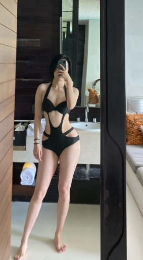 身材高挑的董女身形如模特兒。