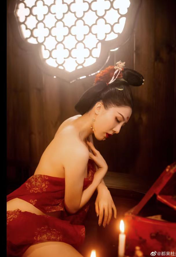 董女曾拍下不少性感照