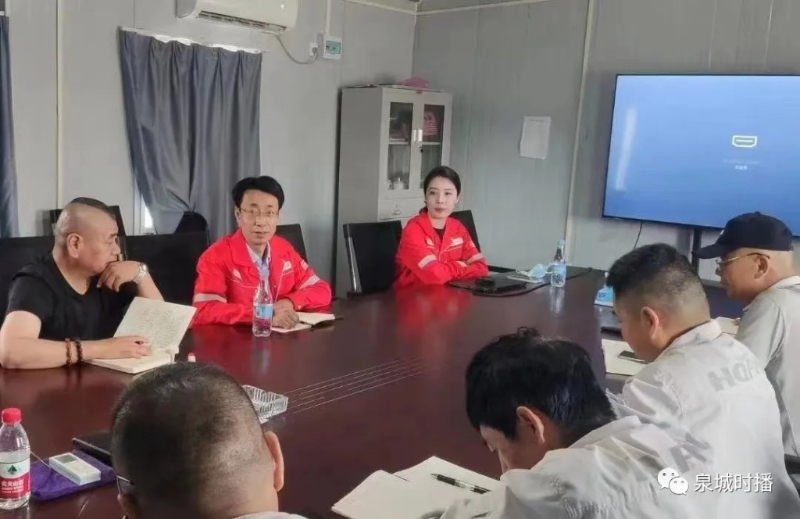 有指男女(穿紅色外套)在同一公司共事