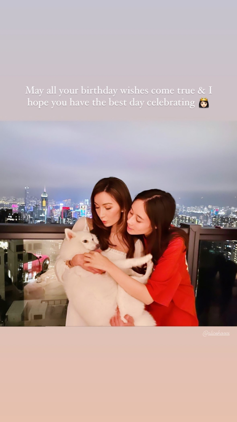 何鍶珩亦向何超欣送上祝福，稱呼對方“little sis”。