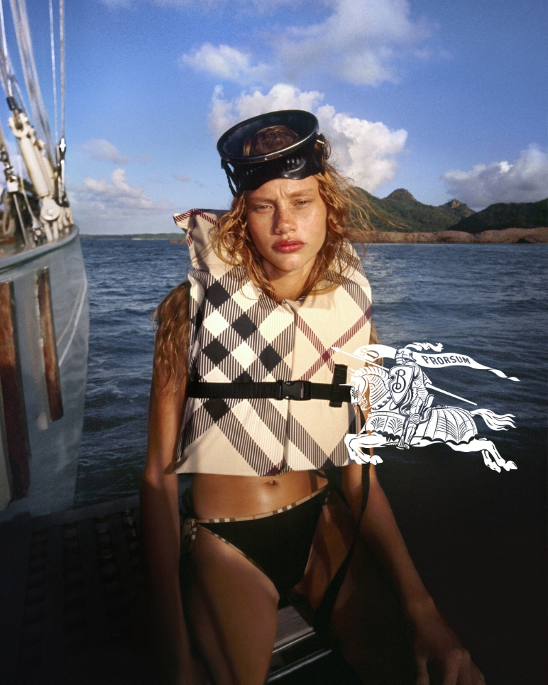 模特兒穿上的招牌格紋救生衣 模特兒穿上的招牌格紋救生衣