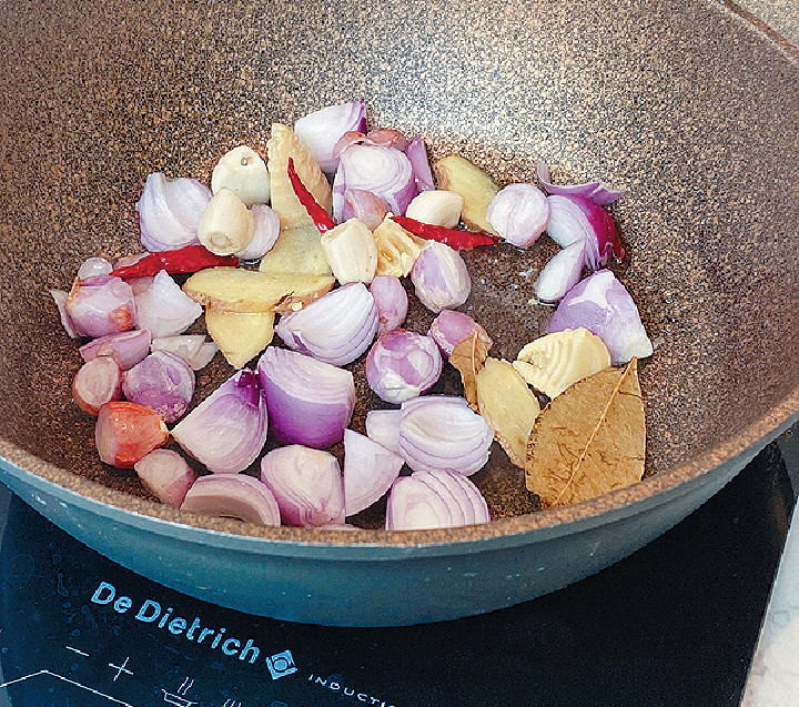 食油爆香干蔥、蒜頭