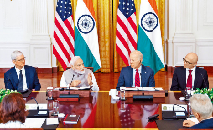 莫迪(左二)與拜登周五在白宮會晤蘋果行政總裁庫克、微軟行政總裁納德拉等企業高層。