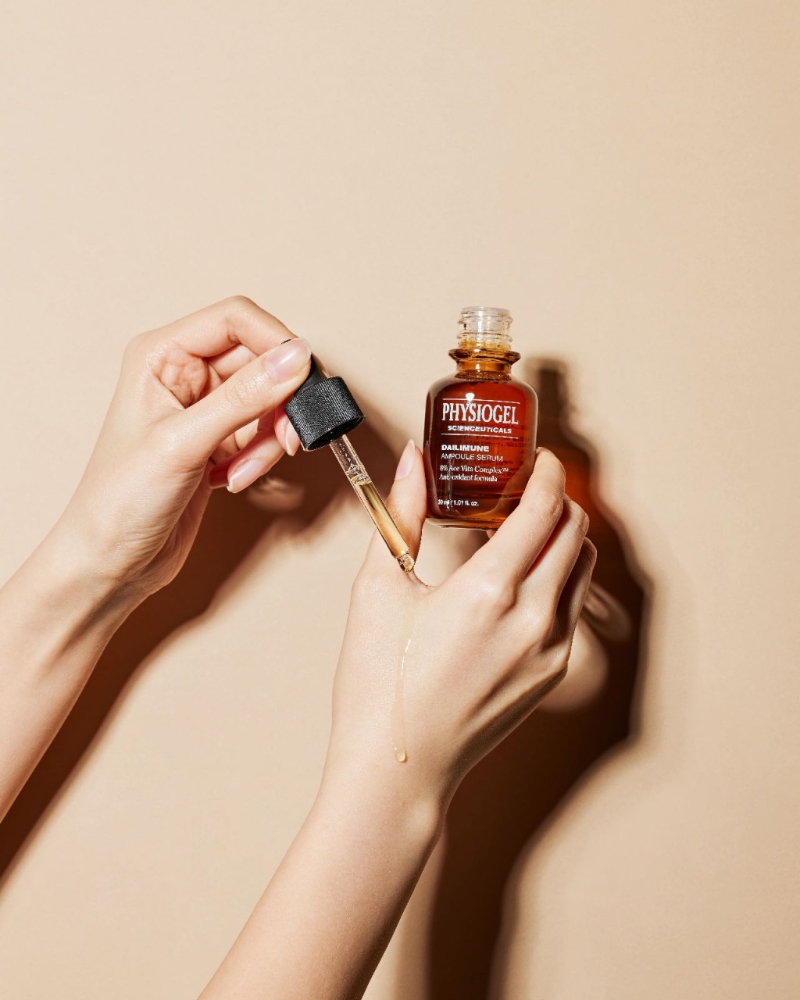 Physiogel逆齡抗氧精華液/$469，配方比檸檬蘊含多100倍的純維他命C，具高效抗氧化功效，而維他命C、E及維他命原B5，則有助提亮并改善暗沉膚色，