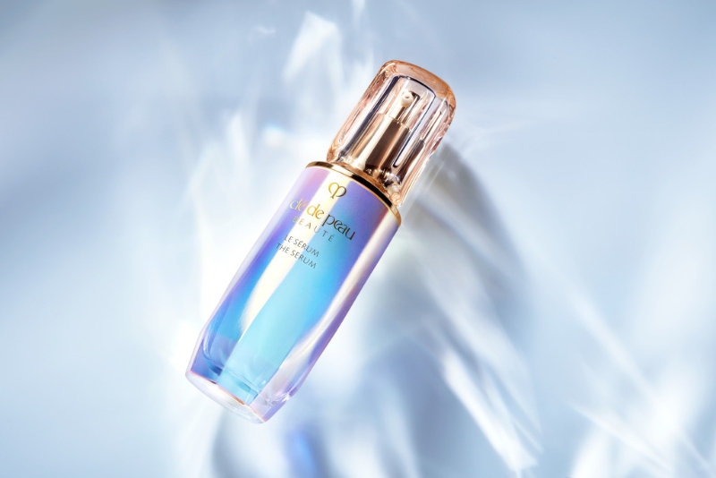 Cle de Peau Le Serum煥活細胞精華/$1，250/30ml、$2，080/50ml、$2，700/75ml，蘊含獨家研發的Skin-Empowering Illuminator亮肌精華，提升肌膚防御力，另三色海藻復合物Kelplex中的綠海藻、紅海藻及褐海藻成分，亦強化細胞及修復力量。