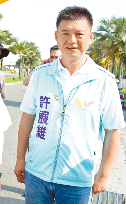 民進黨屏南“立委”參選人許展維被質疑服務收紅包，他痛批選舉惡質，更直接宣布退選，讓屏南“立委”選情投下震撼彈。