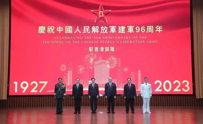 董經緯（左二）出席駐部隊建軍節活動。