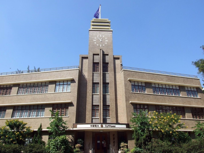 中電鐘樓樓高25米，三面外墻裝嵌了電力驅動的塔鐘， 塔鐘上方建有玻璃飾磚，構成別樹一格的建筑特色。（資料圖片）