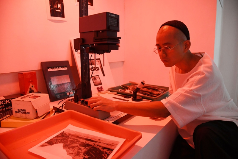 展覽場地特辟一角裝置成曬相的黑房空間，當中正展示了阿揚的攝影作品。