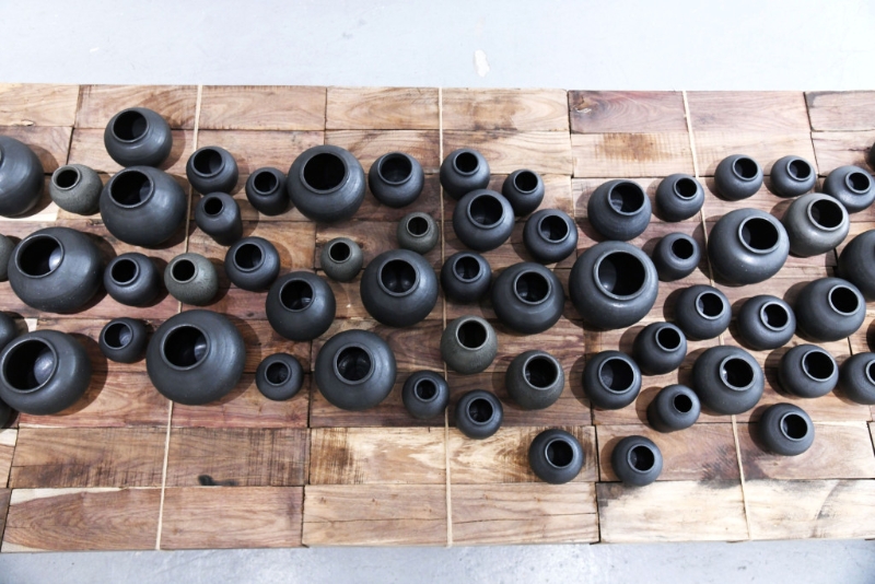 林嘉欣以一百件黑陶器皿，拼合成3米乘1米的裝置作品，猶像一道小河流。